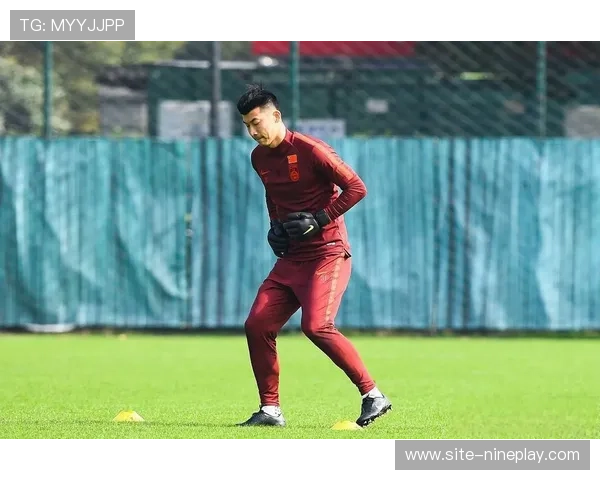 足球明星骑三轮车引发热议究竟是哪位球员成为大家讨论的焦点