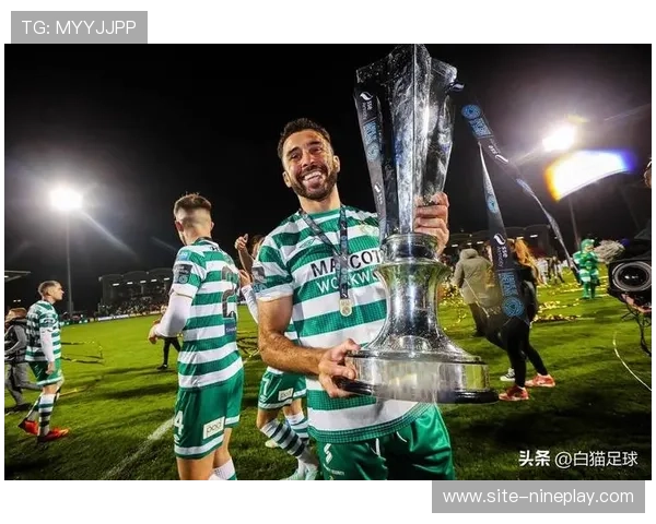 足球球星cosplay热潮：球迷穿上偶像战袍再现绿茵场经典瞬间