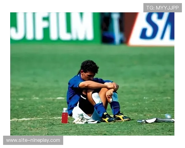 趴着追足球的球星是谁 他为何以这种独特方式展现拼搏精神